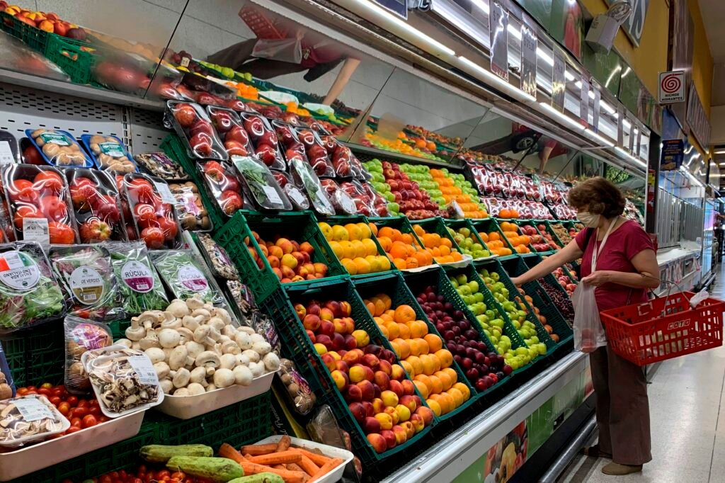 Una mujer busca productos en un supermercado hoy en Buenos Aires