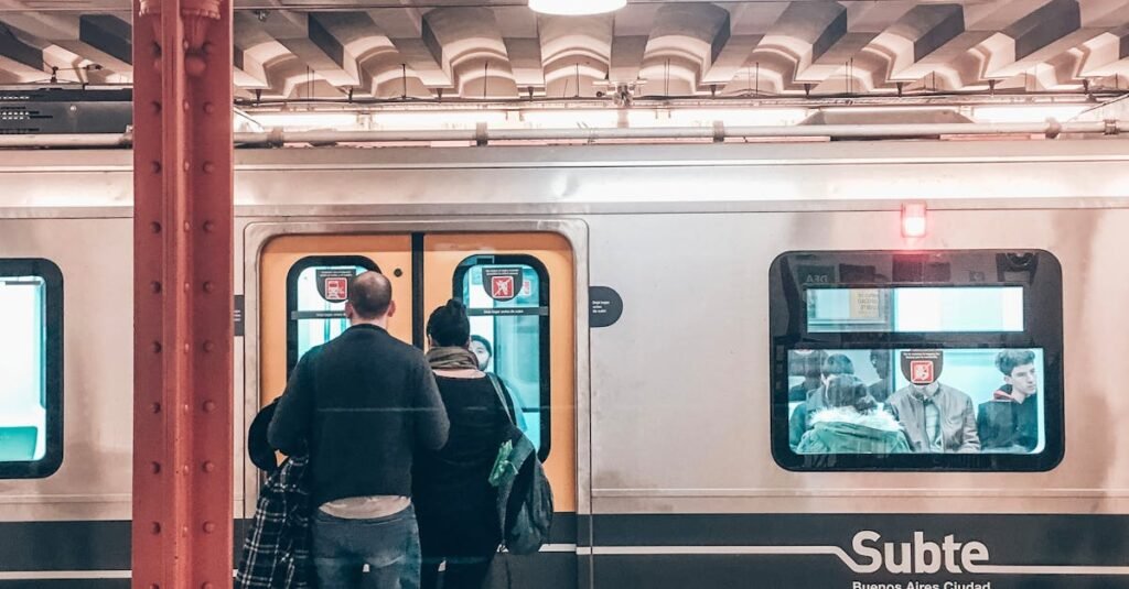 People waiting at the Buenos Aires Subte subway platform in a busy city scene.